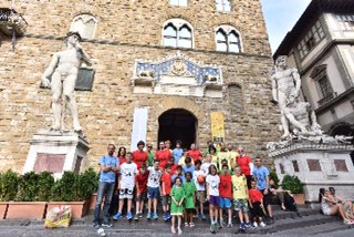 Firenze 16 06 2916 Piazza della Signoria  Flash Mob dei piccoli calciatori per le finali della Lega Pro  Foto Riccardo Sanesi