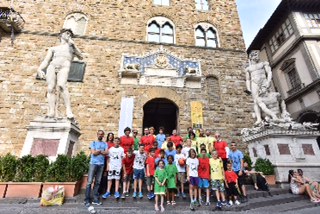 Firenze 16 06 2916 Piazza della Signoria Flash Mob dei piccoli calciatori per le finali della Lega Pro Foto Riccardo Sanesi