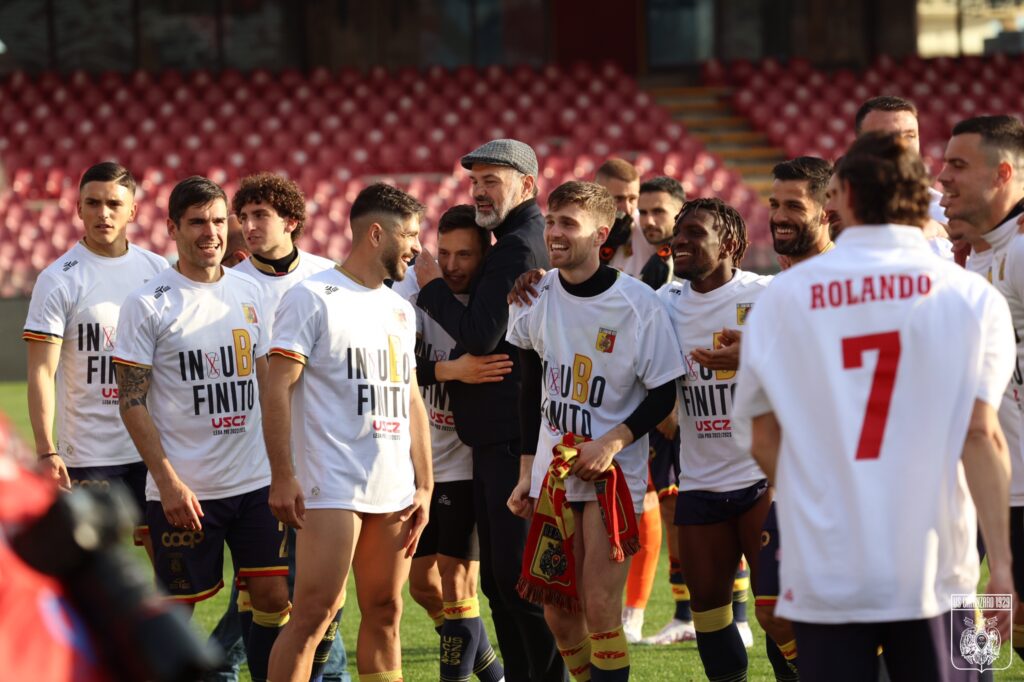 Napoli vence e se mantém na liderança da Série A da Itália; Catanzaro retorna à Série B - Comunità Italiana